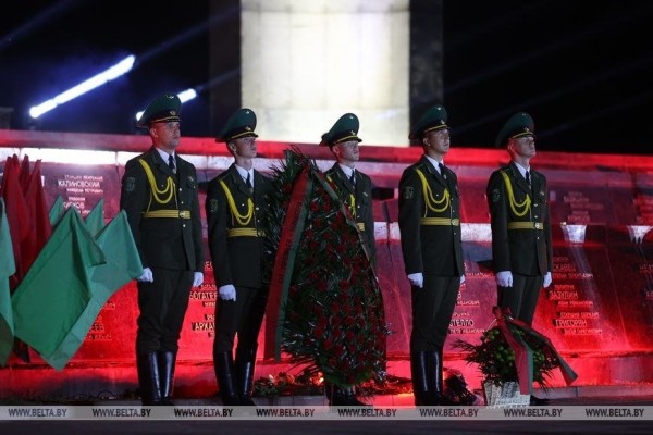 Митинг-реквием «Памяти павших - будьте достойны!» проходит в эти минуты в мемориальном комплексе «Брестская крепость-герой» Митинг-реквием «Памяти павших - будьте достойны!» проходит в эти минуты в мемориальном комплексе «Брестская крепость-герой»