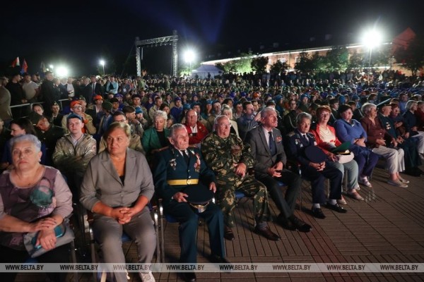 Около 20 тыс. человек стали участниками митинга-реквиема в Брестской крепости Около 20 тыс. человек стали участниками митинга-реквиема в Брестской крепости
