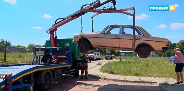 Женщину целый год просили убрать старый Mercedes со двора, но она игнорировала письма. Что с ним будет дальше? Женщину целый год просили убрать старый Mercedes со двора, но она игнорировала письма. Что с ним будет дальше?