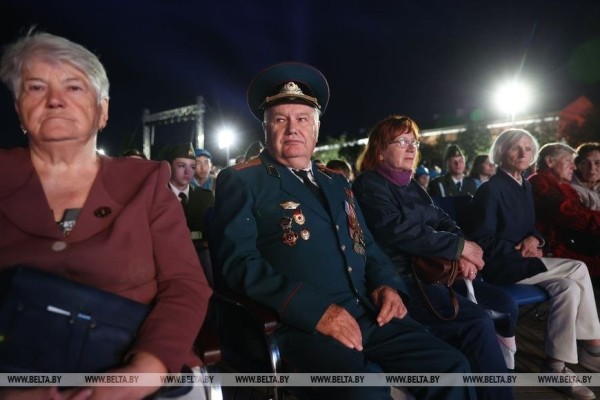 Митинг-реквием «Памяти павших - будьте достойны!» проходит в эти минуты в мемориальном комплексе «Брестская крепость-герой» Митинг-реквием «Памяти павших - будьте достойны!» проходит в эти минуты в мемориальном комплексе «Брестская крепость-герой»