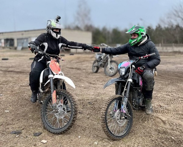 «Его многие боятся!» Многодетная мама рассекает на «суперспорте» Yamaha YZF-R1 по Бресту «Его многие боятся!» Многодетная мама рассекает на «суперспорте» Yamaha YZF-R1 по Бресту