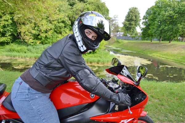 «Его многие боятся!» Многодетная мама рассекает на «суперспорте» Yamaha YZF-R1 по Бресту «Его многие боятся!» Многодетная мама рассекает на «суперспорте» Yamaha YZF-R1 по Бресту