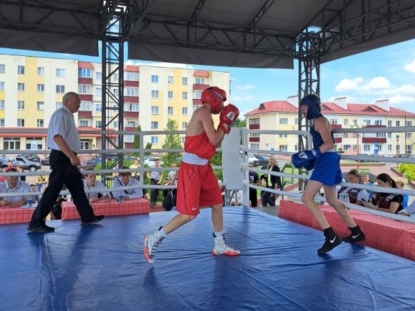 Главная площадь Жабинки на четыре дня стала боксерским рингом Главная площадь Жабинки на четыре дня стала боксерским рингом