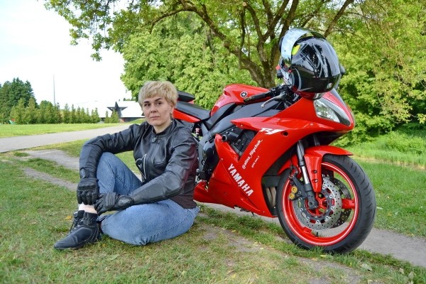 «Его многие боятся!» Многодетная мама рассекает на «суперспорте» Yamaha YZF-R1 по Бресту «Его многие боятся!» Многодетная мама рассекает на «суперспорте» Yamaha YZF-R1 по Бресту