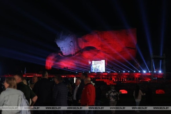 Митинг-реквием «Памяти павших - будьте достойны!» проходит в эти минуты в мемориальном комплексе «Брестская крепость-герой» Митинг-реквием «Памяти павших - будьте достойны!» проходит в эти минуты в мемориальном комплексе «Брестская крепость-герой»