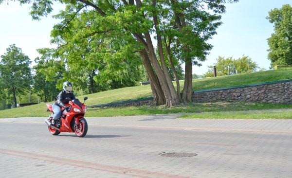 «Его многие боятся!» Многодетная мама рассекает на «суперспорте» Yamaha YZF-R1 по Бресту «Его многие боятся!» Многодетная мама рассекает на «суперспорте» Yamaha YZF-R1 по Бресту