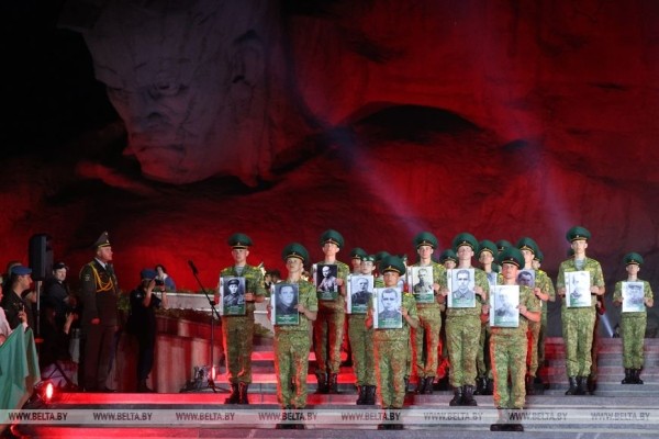 Около 20 тыс. человек стали участниками митинга-реквиема в Брестской крепости Около 20 тыс. человек стали участниками митинга-реквиема в Брестской крепости