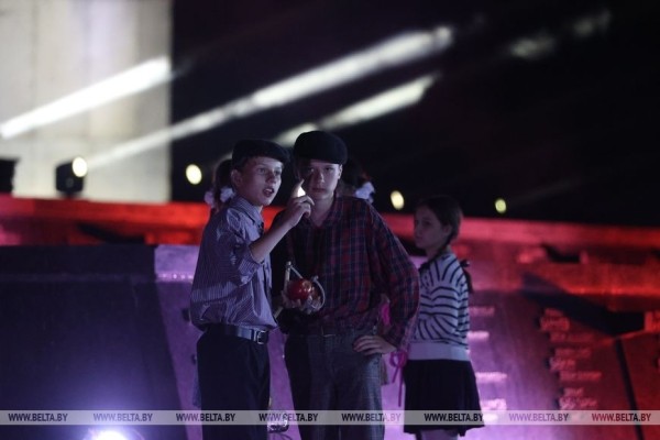 Около 20 тыс. человек стали участниками митинга-реквиема в Брестской крепости Около 20 тыс. человек стали участниками митинга-реквиема в Брестской крепости