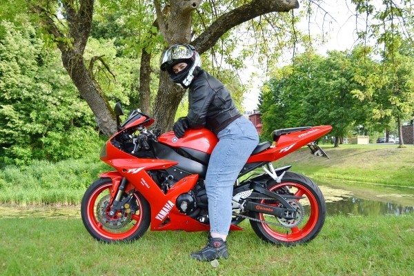 «Его многие боятся!» Многодетная мама рассекает на «суперспорте» Yamaha YZF-R1 по Бресту «Его многие боятся!» Многодетная мама рассекает на «суперспорте» Yamaha YZF-R1 по Бресту