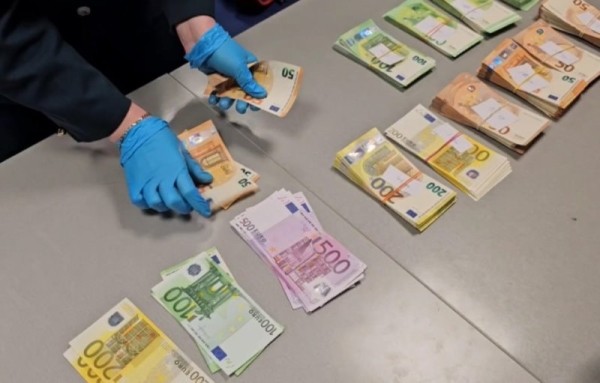 Везли крупные суммы через границу, но не декларировали. Таможня остановила уже 400 человек Везли крупные суммы через границу, но не декларировали. Таможня остановила уже 400 человек