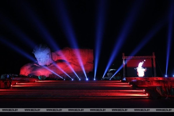 Митинг-реквием «Памяти павших - будьте достойны!» проходит в эти минуты в мемориальном комплексе «Брестская крепость-герой» Митинг-реквием «Памяти павших - будьте достойны!» проходит в эти минуты в мемориальном комплексе «Брестская крепость-герой»