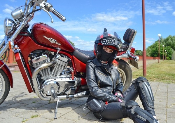 Девушка из Кобрина рассказала о своём Suzuki Intruder VS800 Девушка из Кобрина рассказала о своём Suzuki Intruder VS800