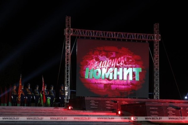 Митинг-реквием «Памяти павших - будьте достойны!» проходит в эти минуты в мемориальном комплексе «Брестская крепость-герой» Митинг-реквием «Памяти павших - будьте достойны!» проходит в эти минуты в мемориальном комплексе «Брестская крепость-герой»