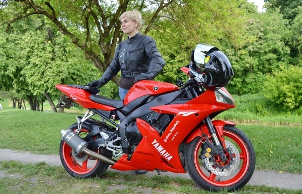 «Его многие боятся!» Многодетная мама рассекает на «суперспорте» Yamaha YZF-R1 по Бресту «Его многие боятся!» Многодетная мама рассекает на «суперспорте» Yamaha YZF-R1 по Бресту