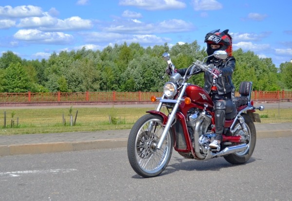Девушка из Кобрина рассказала о своём Suzuki Intruder VS800 Девушка из Кобрина рассказала о своём Suzuki Intruder VS800