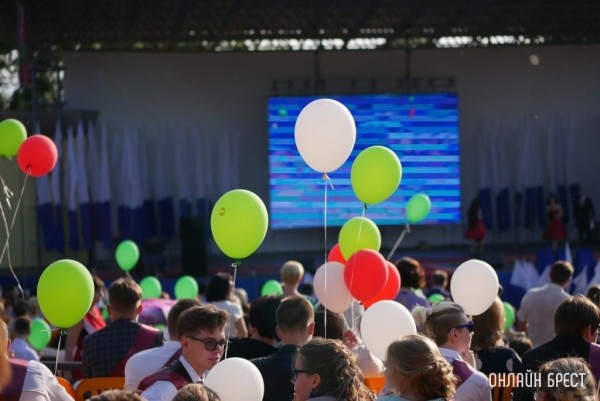 Выпускные вечера для одиннадцатиклассников пройдут сегодня во всех школах Беларуси Выпускные вечера для одиннадцатиклассников пройдут сегодня во всех школах Беларуси