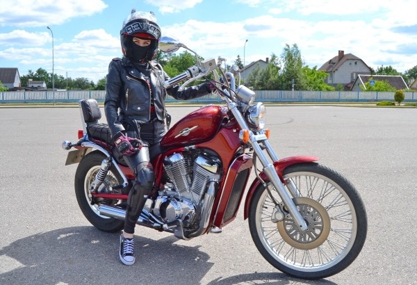 Девушка из Кобрина рассказала о своём Suzuki Intruder VS800 Девушка из Кобрина рассказала о своём Suzuki Intruder VS800