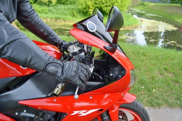 «Его многие боятся!» Многодетная мама рассекает на «суперспорте» Yamaha YZF-R1 по Бресту «Его многие боятся!» Многодетная мама рассекает на «суперспорте» Yamaha YZF-R1 по Бресту