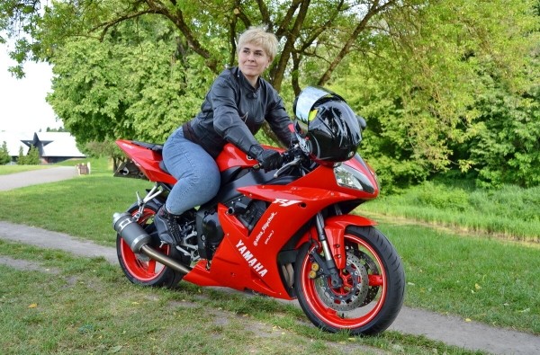 «Его многие боятся!» Многодетная мама рассекает на «суперспорте» Yamaha YZF-R1 по Бресту «Его многие боятся!» Многодетная мама рассекает на «суперспорте» Yamaha YZF-R1 по Бресту