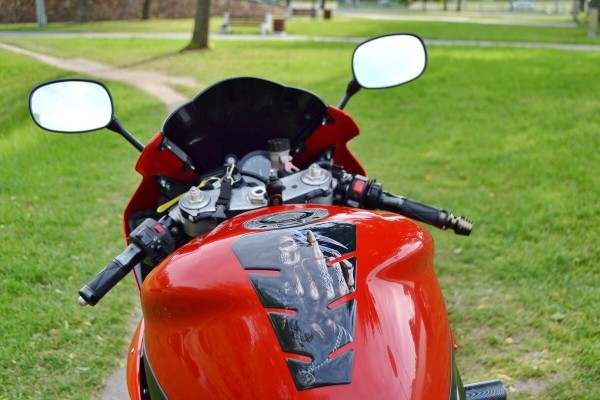 «Его многие боятся!» Многодетная мама рассекает на «суперспорте» Yamaha YZF-R1 по Бресту «Его многие боятся!» Многодетная мама рассекает на «суперспорте» Yamaha YZF-R1 по Бресту