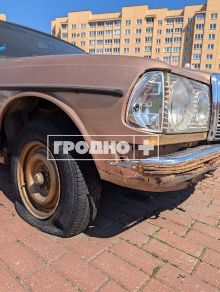 Женщину целый год просили убрать старый Mercedes со двора, но она игнорировала письма. Что с ним будет дальше? Женщину целый год просили убрать старый Mercedes со двора, но она игнорировала письма. Что с ним будет дальше?