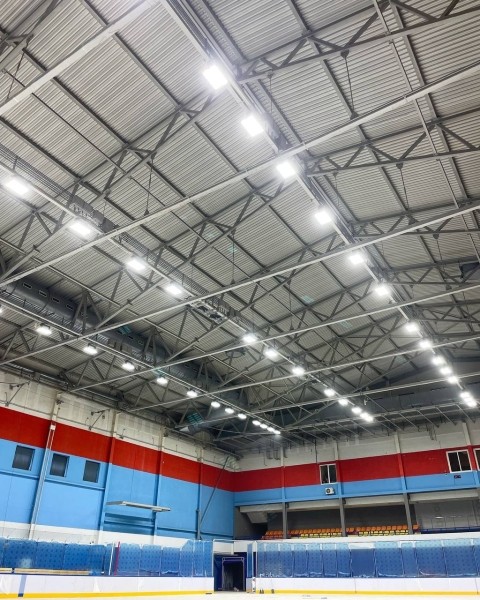 70 новых светодиодных прожекторов установлено на арене в Ледовом Бреста 70 новых светодиодных прожекторов установлено на арене в Ледовом Бреста