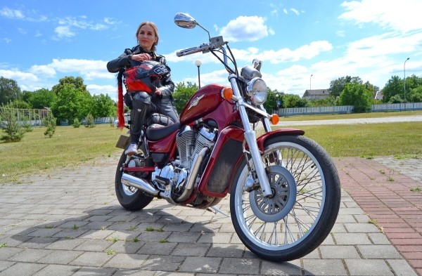 Девушка из Кобрина рассказала о своём Suzuki Intruder VS800 Девушка из Кобрина рассказала о своём Suzuki Intruder VS800
