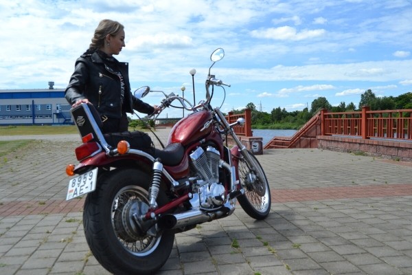 Девушка из Кобрина рассказала о своём Suzuki Intruder VS800 Девушка из Кобрина рассказала о своём Suzuki Intruder VS800