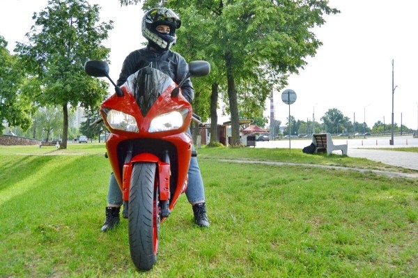 «Его многие боятся!» Многодетная мама рассекает на «суперспорте» Yamaha YZF-R1 по Бресту «Его многие боятся!» Многодетная мама рассекает на «суперспорте» Yamaha YZF-R1 по Бресту