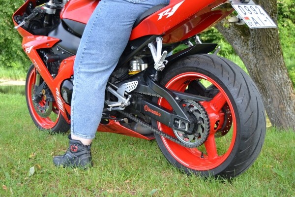 «Его многие боятся!» Многодетная мама рассекает на «суперспорте» Yamaha YZF-R1 по Бресту «Его многие боятся!» Многодетная мама рассекает на «суперспорте» Yamaha YZF-R1 по Бресту