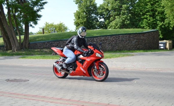 «Его многие боятся!» Многодетная мама рассекает на «суперспорте» Yamaha YZF-R1 по Бресту «Его многие боятся!» Многодетная мама рассекает на «суперспорте» Yamaha YZF-R1 по Бресту