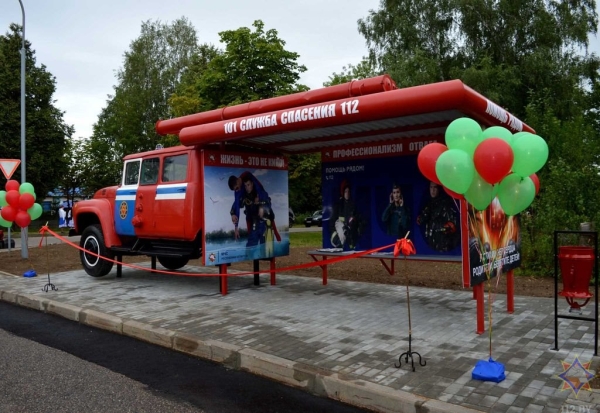 В Новогрудке сделали остановку из автомобиля МЧС В Новогрудке сделали остановку из автомобиля МЧС