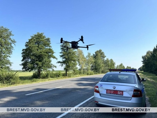 Возле Бреста ГАИ провела мониторинг дорог при помощи квадрокоптера Возле Бреста ГАИ провела мониторинг дорог при помощи квадрокоптера