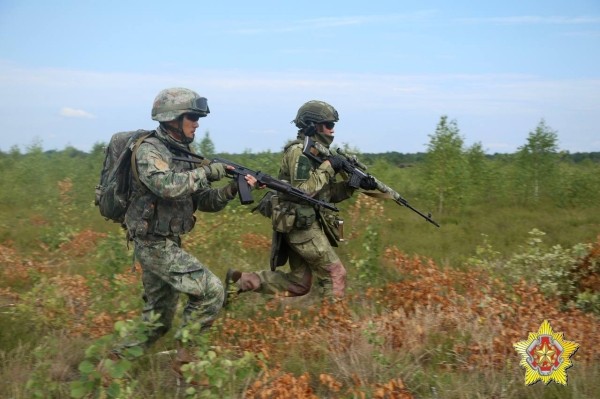 Ночное десантирование на Брестском полигоне. Смотрите фото Ночное десантирование на Брестском полигоне. Смотрите фото