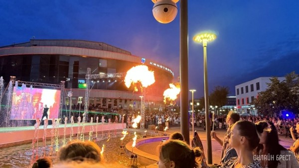 Фаер-шоу и фестиваль моды на улице Советской в Бресте Фаер-шоу и фестиваль моды на улице Советской в Бресте