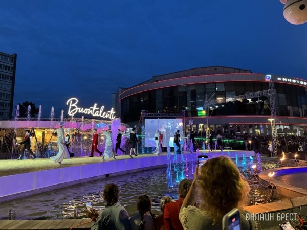 Фаер-шоу и фестиваль моды на улице Советской в Бресте Фаер-шоу и фестиваль моды на улице Советской в Бресте