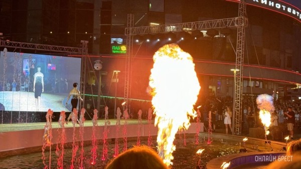 Фаер-шоу и фестиваль моды на улице Советской в Бресте Фаер-шоу и фестиваль моды на улице Советской в Бресте