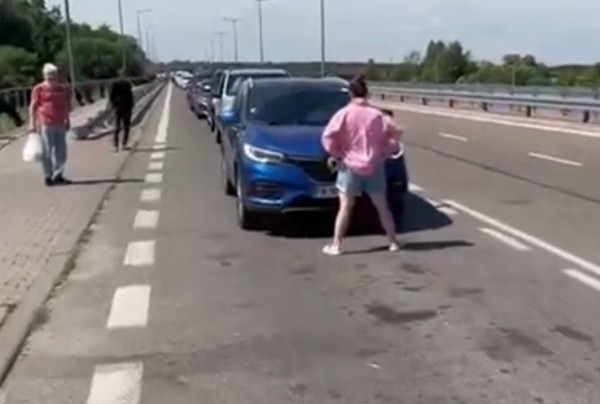 Конфликт на белорусско-польской границе: «Вклинился в очередь и впустил еще восемь авто перед собой» Конфликт на белорусско-польской границе: «Вклинился в очередь и впустил еще восемь авто перед собой»