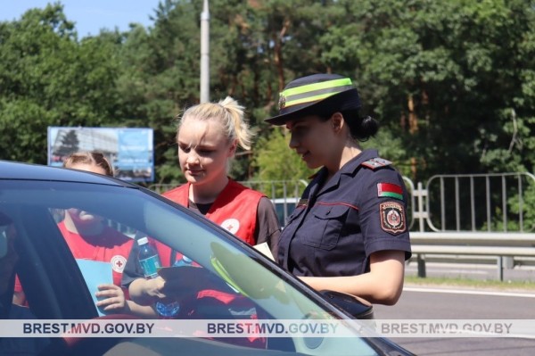 В Бресте водителям и пассажирам раздают воду В Бресте водителям и пассажирам раздают воду