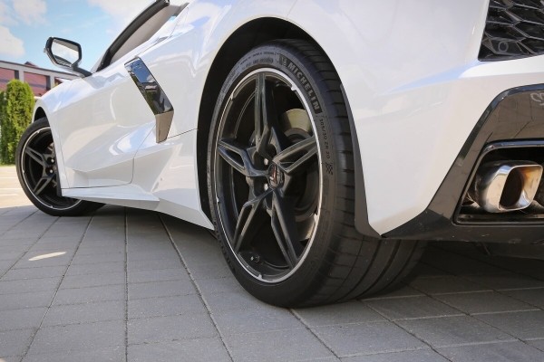 «На светофорах бывает стыдно!». Белорус о спорткаре за $150 000 «На светофорах бывает стыдно!». Белорус о спорткаре за $150 000