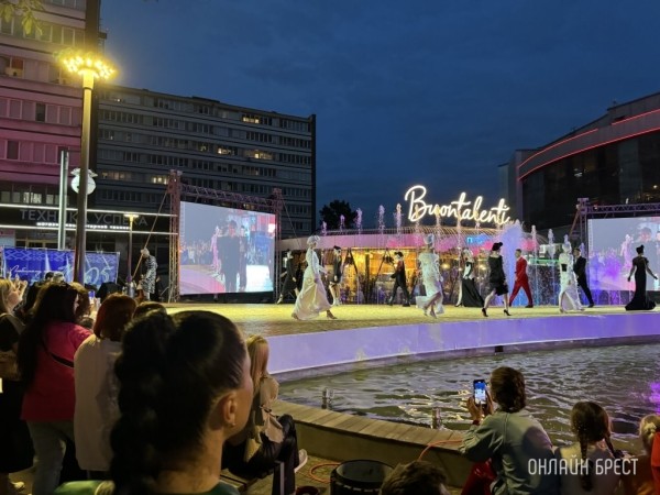 Фаер-шоу и фестиваль моды на улице Советской в Бресте Фаер-шоу и фестиваль моды на улице Советской в Бресте