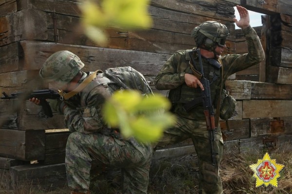 Ночное десантирование на Брестском полигоне. Смотрите фото Ночное десантирование на Брестском полигоне. Смотрите фото