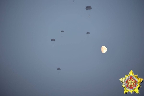 Ночное десантирование на Брестском полигоне. Смотрите фото Ночное десантирование на Брестском полигоне. Смотрите фото