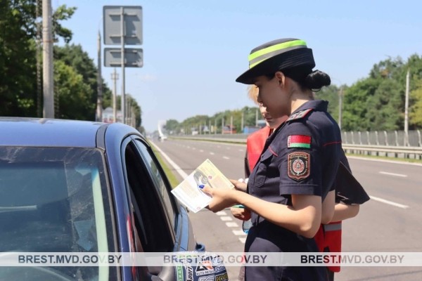 В Бресте водителям и пассажирам раздают воду В Бресте водителям и пассажирам раздают воду