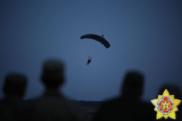 Ночное десантирование на Брестском полигоне. Смотрите фото Ночное десантирование на Брестском полигоне. Смотрите фото