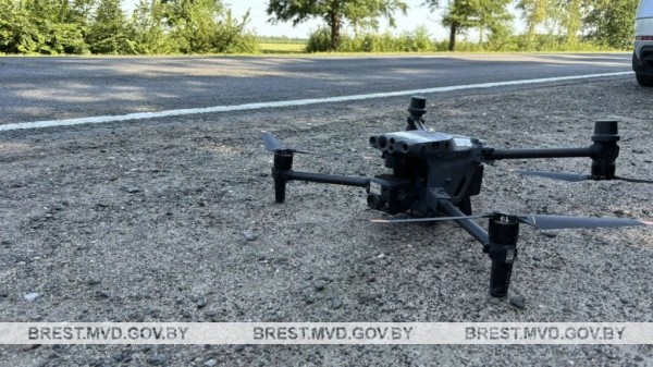 Возле Бреста ГАИ провела мониторинг дорог при помощи квадрокоптера Возле Бреста ГАИ провела мониторинг дорог при помощи квадрокоптера