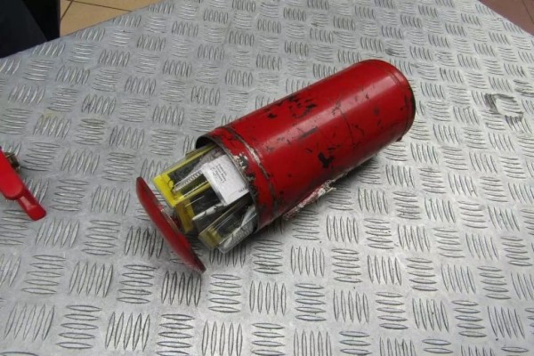 Белорус вез контрабанду в огнетушителе. Что там было? Белорус вез контрабанду в огнетушителе. Что там было?