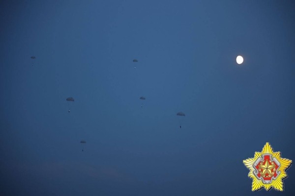 Ночное десантирование на Брестском полигоне. Смотрите фото Ночное десантирование на Брестском полигоне. Смотрите фото