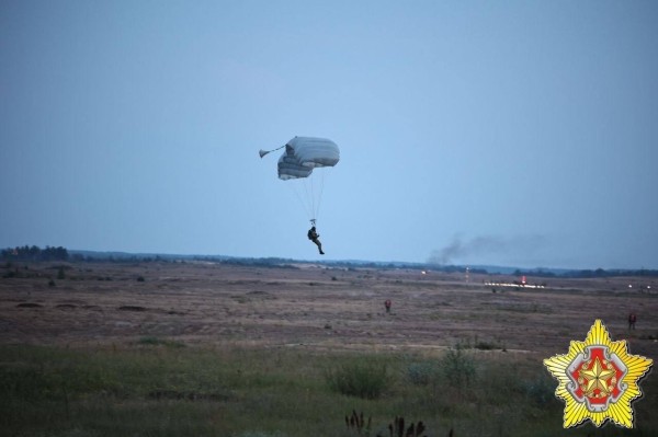 Ночное десантирование на Брестском полигоне. Смотрите фото Ночное десантирование на Брестском полигоне. Смотрите фото
