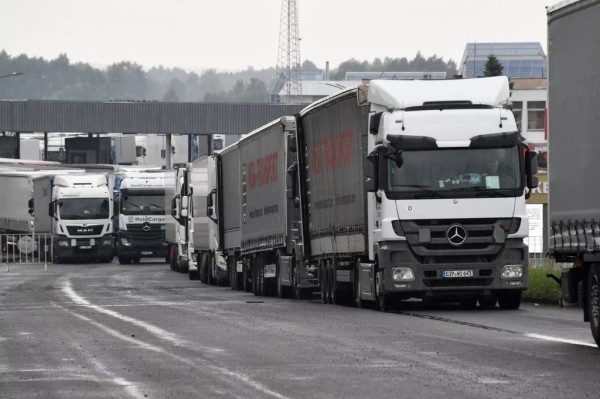 Поляки начали понемногу пропускать фуры из Беларуси Поляки начали понемногу пропускать фуры из Беларуси